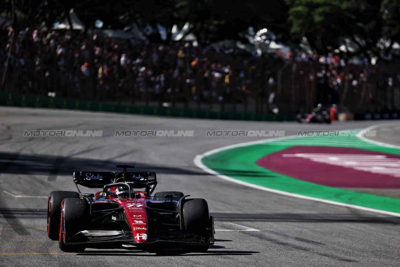 GP BRASILE, Valtteri Bottas (FIN) Alfa Romeo F1 Team C43 heads to the grid.

04.11.2023. Formula 1 World Championship, Rd 21, Brazilian Grand Prix, Sao Paulo, Brazil, Sprint Day.

- www.xpbimages.com, EMail: requests@xpbimages.com © Copyright: Staley / XPB Images