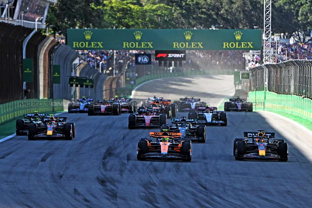 GP BRASILE, (L to R): Lando Norris (GBR) McLaren MCL60 e Max Verstappen (NLD) Red Bull Racing RB19 lead at the partenza of Sprint.

04.11.2023. Formula 1 World Championship, Rd 21, Brazilian Grand Prix, Sao Paulo, Brazil, Sprint Day.

- www.xpbimages.com, EMail: requests@xpbimages.com © Copyright: Price / XPB Images