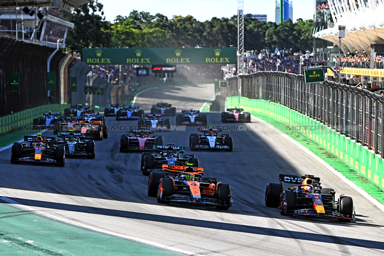GP BRASILE, (L to R): Lando Norris (GBR) McLaren MCL60 e Max Verstappen (NLD) Red Bull Racing RB19 lead at the partenza of Sprint.

04.11.2023. Formula 1 World Championship, Rd 21, Brazilian Grand Prix, Sao Paulo, Brazil, Sprint Day.

- www.xpbimages.com, EMail: requests@xpbimages.com © Copyright: Price / XPB Images
