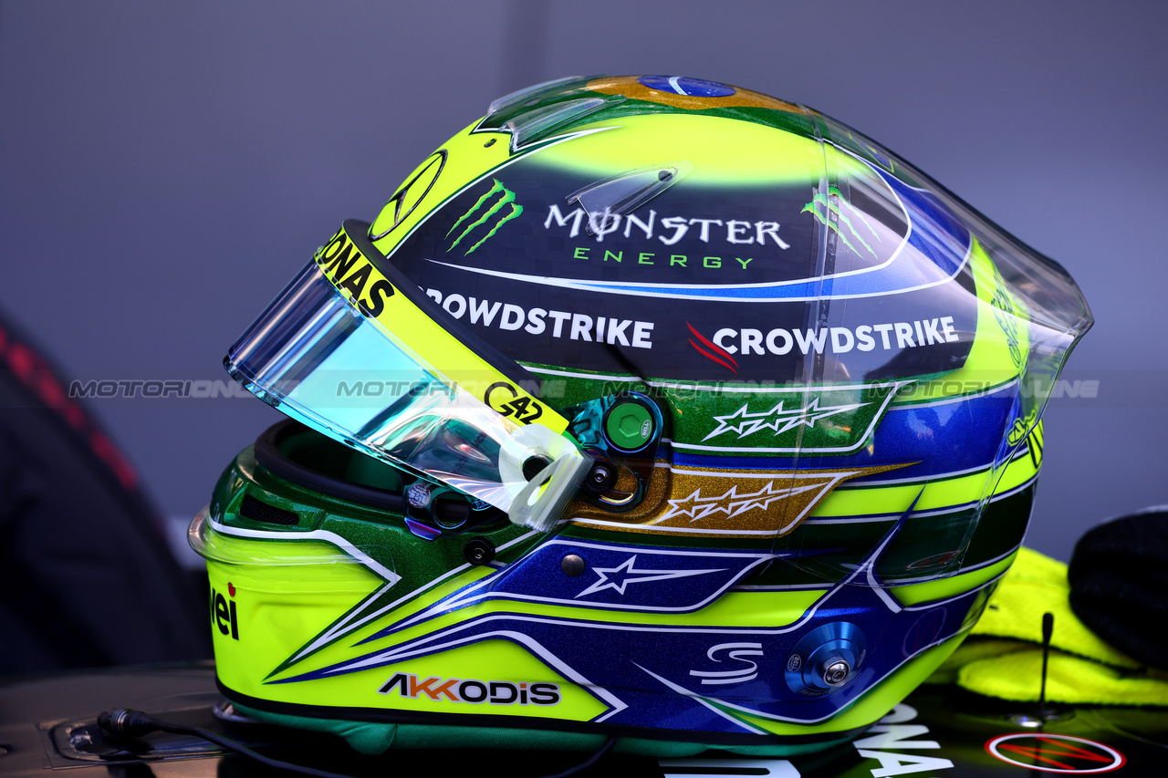 GP BRASILE, The helmet of Lewis Hamilton (GBR) Mercedes AMG F1 on the grid.

04.11.2023. Formula 1 World Championship, Rd 21, Brazilian Grand Prix, Sao Paulo, Brazil, Sprint Day.

- www.xpbimages.com, EMail: requests@xpbimages.com © Copyright: Batchelor / XPB Images
