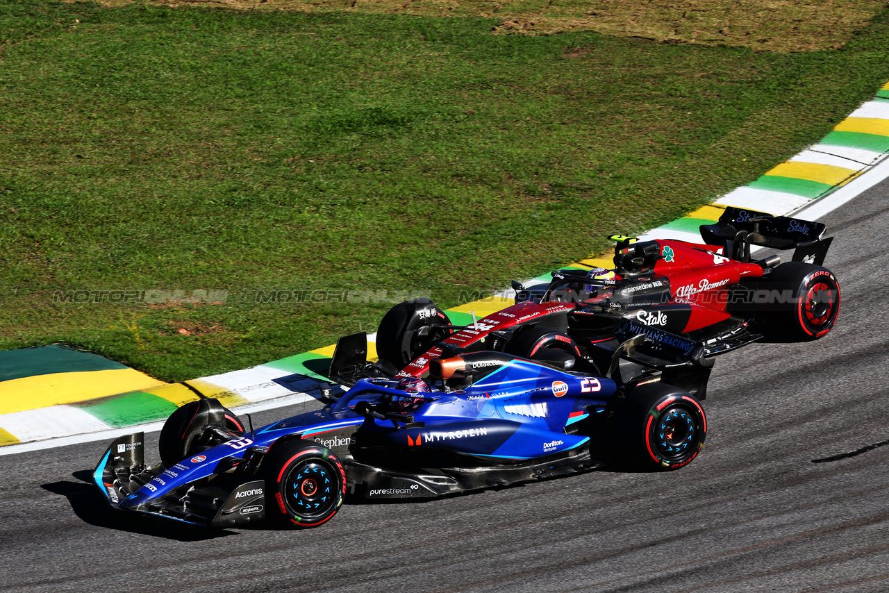 GP BRASILE, Alexander Albon (THA) Williams Racing FW45 e Zhou Guanyu (CHN) Alfa Romeo F1 Team C43 battle for position.

04.11.2023. Formula 1 World Championship, Rd 21, Brazilian Grand Prix, Sao Paulo, Brazil, Sprint Day.

- www.xpbimages.com, EMail: requests@xpbimages.com © Copyright: Batchelor / XPB Images