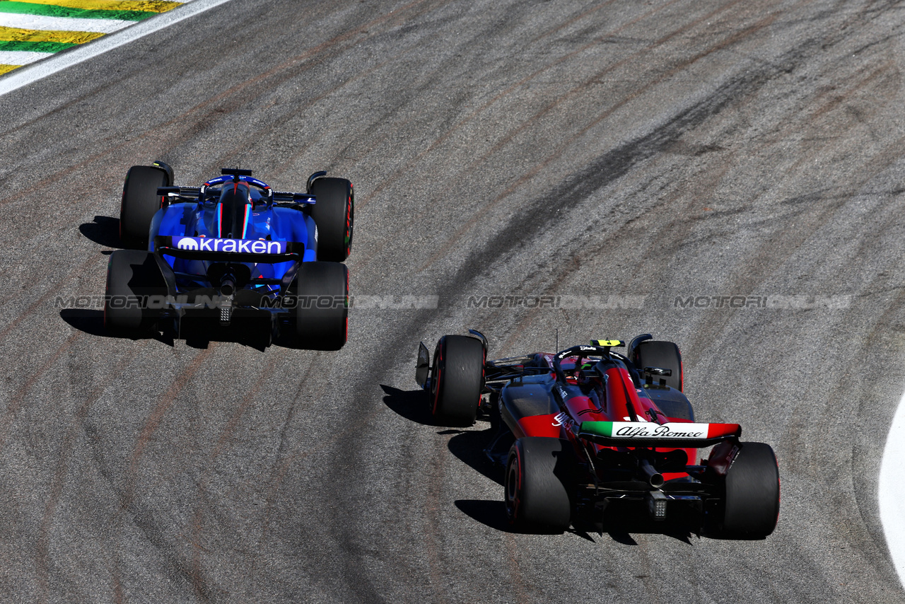 GP BRASILE, Alexander Albon (THA) Williams Racing FW45 e Zhou Guanyu (CHN) Alfa Romeo F1 Team C43 battle for position.

04.11.2023. Formula 1 World Championship, Rd 21, Brazilian Grand Prix, Sao Paulo, Brazil, Sprint Day.

- www.xpbimages.com, EMail: requests@xpbimages.com © Copyright: Batchelor / XPB Images