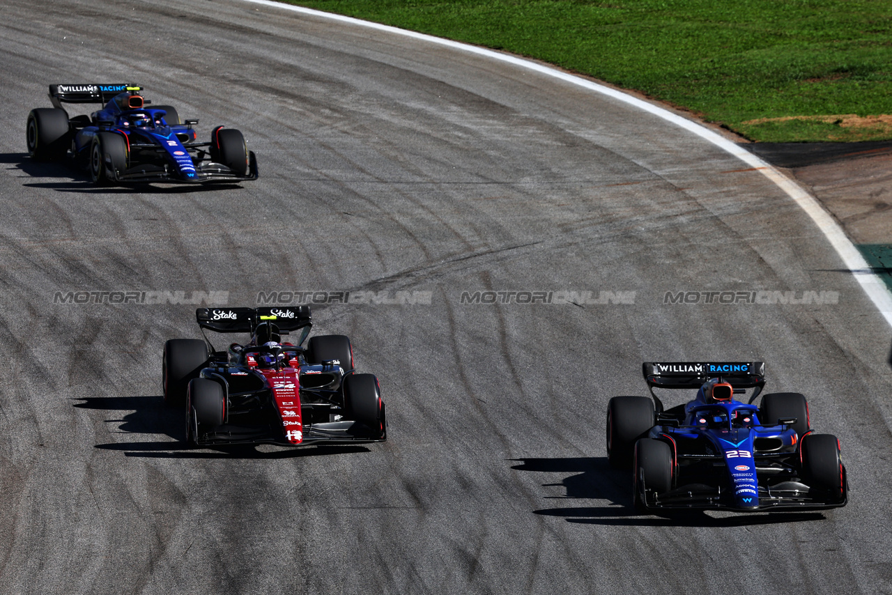 GP BRASILE, Alexander Albon (THA) Williams Racing FW45 e Zhou Guanyu (CHN) Alfa Romeo F1 Team C43 battle for position.

04.11.2023. Formula 1 World Championship, Rd 21, Brazilian Grand Prix, Sao Paulo, Brazil, Sprint Day.

- www.xpbimages.com, EMail: requests@xpbimages.com © Copyright: Batchelor / XPB Images