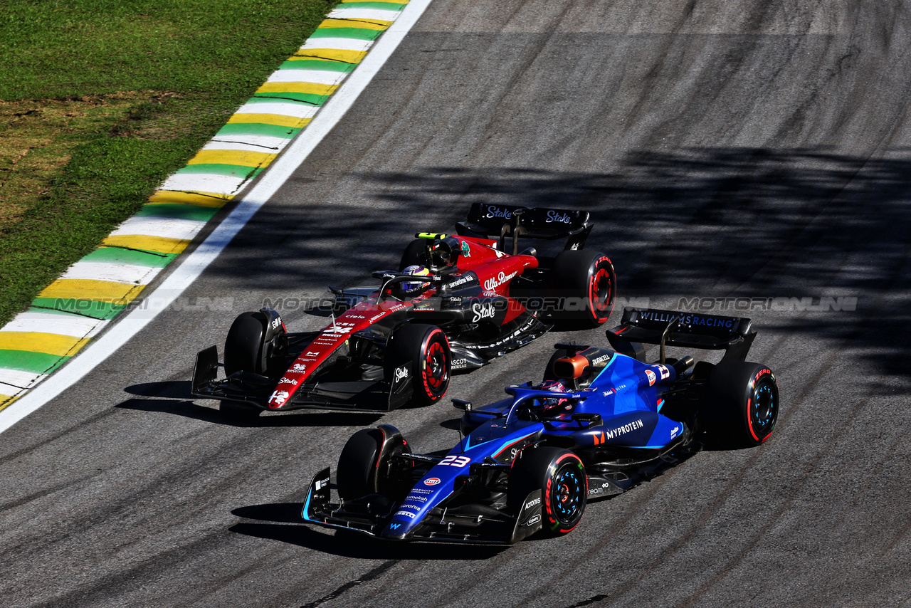 GP BRASILE, Alexander Albon (THA) Williams Racing FW45 e Zhou Guanyu (CHN) Alfa Romeo F1 Team C43 battle for position.

04.11.2023. Formula 1 World Championship, Rd 21, Brazilian Grand Prix, Sao Paulo, Brazil, Sprint Day.

- www.xpbimages.com, EMail: requests@xpbimages.com © Copyright: Batchelor / XPB Images