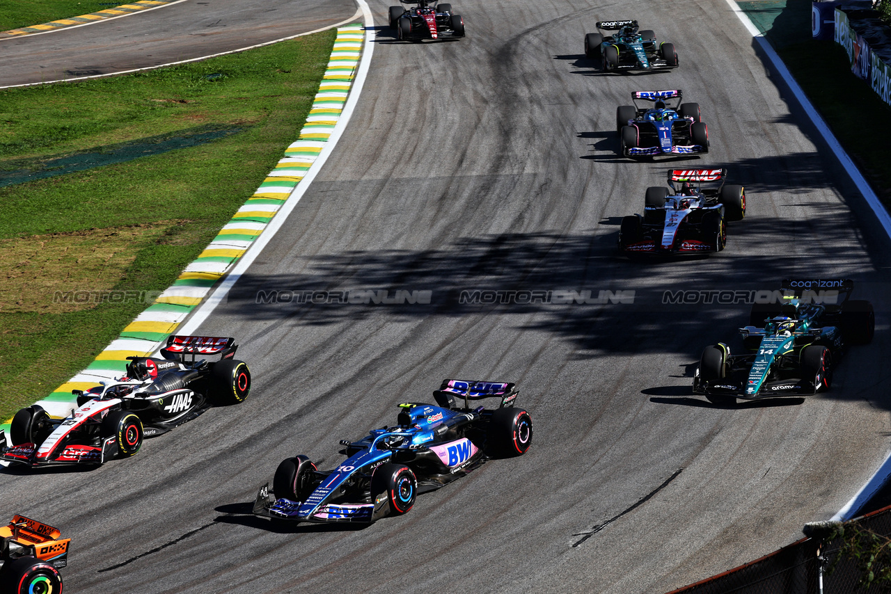 GP BRASILE, Kevin Magnussen (DEN) Haas VF-23 e Pierre Gasly (FRA) Alpine F1 Team A523 at the partenza of Sprint.

04.11.2023. Formula 1 World Championship, Rd 21, Brazilian Grand Prix, Sao Paulo, Brazil, Sprint Day.

- www.xpbimages.com, EMail: requests@xpbimages.com © Copyright: Batchelor / XPB Images