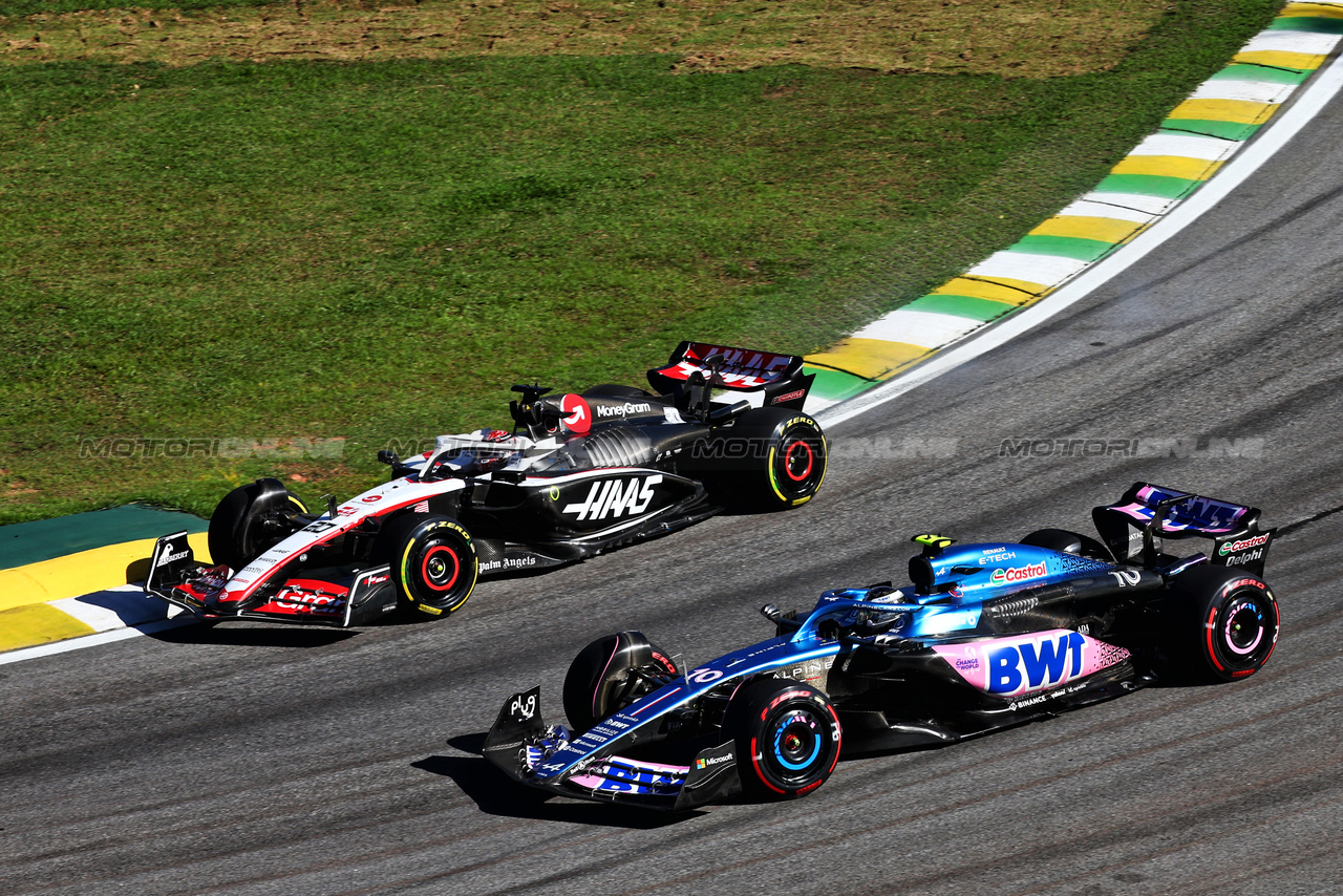 GP BRASILE, Kevin Magnussen (DEN) Haas VF-23 e Pierre Gasly (FRA) Alpine F1 Team A523 at the partenza of Sprint.

04.11.2023. Formula 1 World Championship, Rd 21, Brazilian Grand Prix, Sao Paulo, Brazil, Sprint Day.

- www.xpbimages.com, EMail: requests@xpbimages.com © Copyright: Batchelor / XPB Images