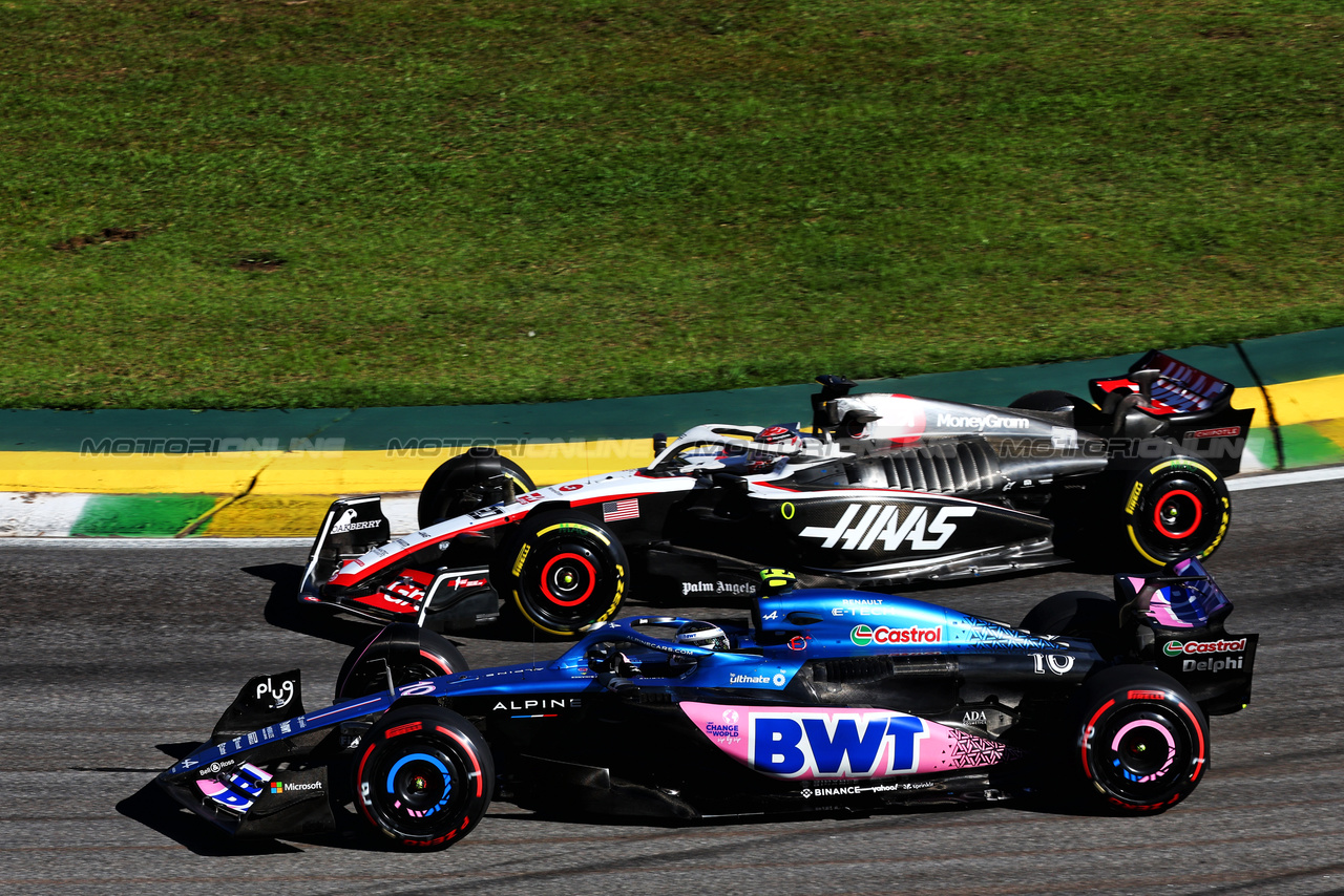 GP BRASILE, Kevin Magnussen (DEN) Haas VF-23 e Pierre Gasly (FRA) Alpine F1 Team A523 at the partenza of Sprint.

04.11.2023. Formula 1 World Championship, Rd 21, Brazilian Grand Prix, Sao Paulo, Brazil, Sprint Day.

- www.xpbimages.com, EMail: requests@xpbimages.com © Copyright: Batchelor / XPB Images