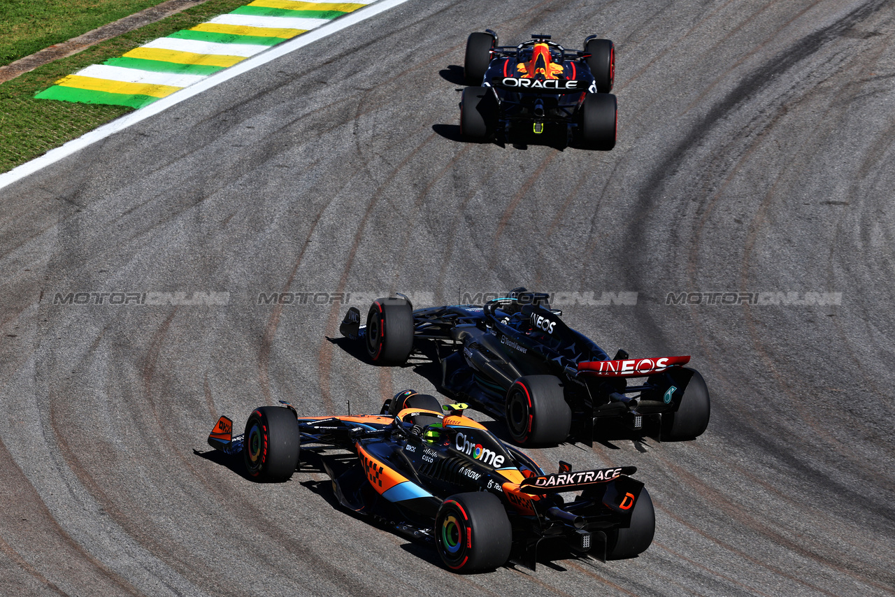 GP BRASILE, Lando Norris (GBR) McLaren MCL60 e George Russell (GBR) Mercedes AMG F1 W14 battle for position.

04.11.2023. Formula 1 World Championship, Rd 21, Brazilian Grand Prix, Sao Paulo, Brazil, Sprint Day.

- www.xpbimages.com, EMail: requests@xpbimages.com © Copyright: Batchelor / XPB Images