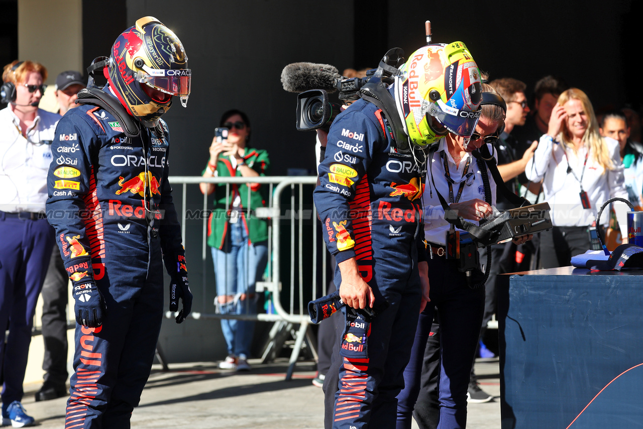 GP BRASILE, (L to R): Max Verstappen (NLD) Red Bull Racing e team mate Sergio Perez (MEX) Red Bull Racing in Sprint parc ferme.

04.11.2023. Formula 1 World Championship, Rd 21, Brazilian Grand Prix, Sao Paulo, Brazil, Sprint Day.

- www.xpbimages.com, EMail: requests@xpbimages.com © Copyright: Batchelor / XPB Images