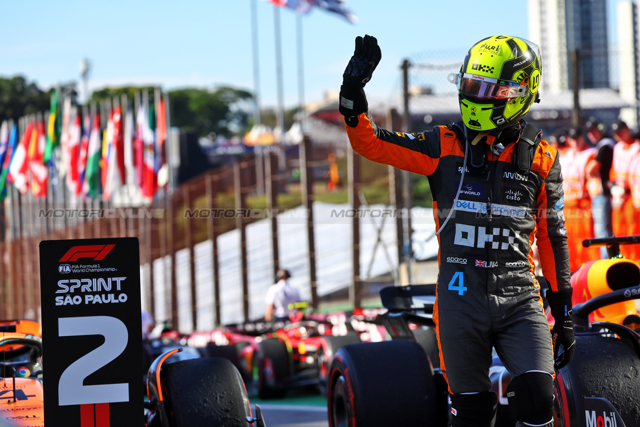 GP BRASILE, Lando Norris (GBR) McLaren celebrates his second position in Sprint parc ferme.

04.11.2023. Formula 1 World Championship, Rd 21, Brazilian Grand Prix, Sao Paulo, Brazil, Sprint Day.

- www.xpbimages.com, EMail: requests@xpbimages.com © Copyright: Batchelor / XPB Images