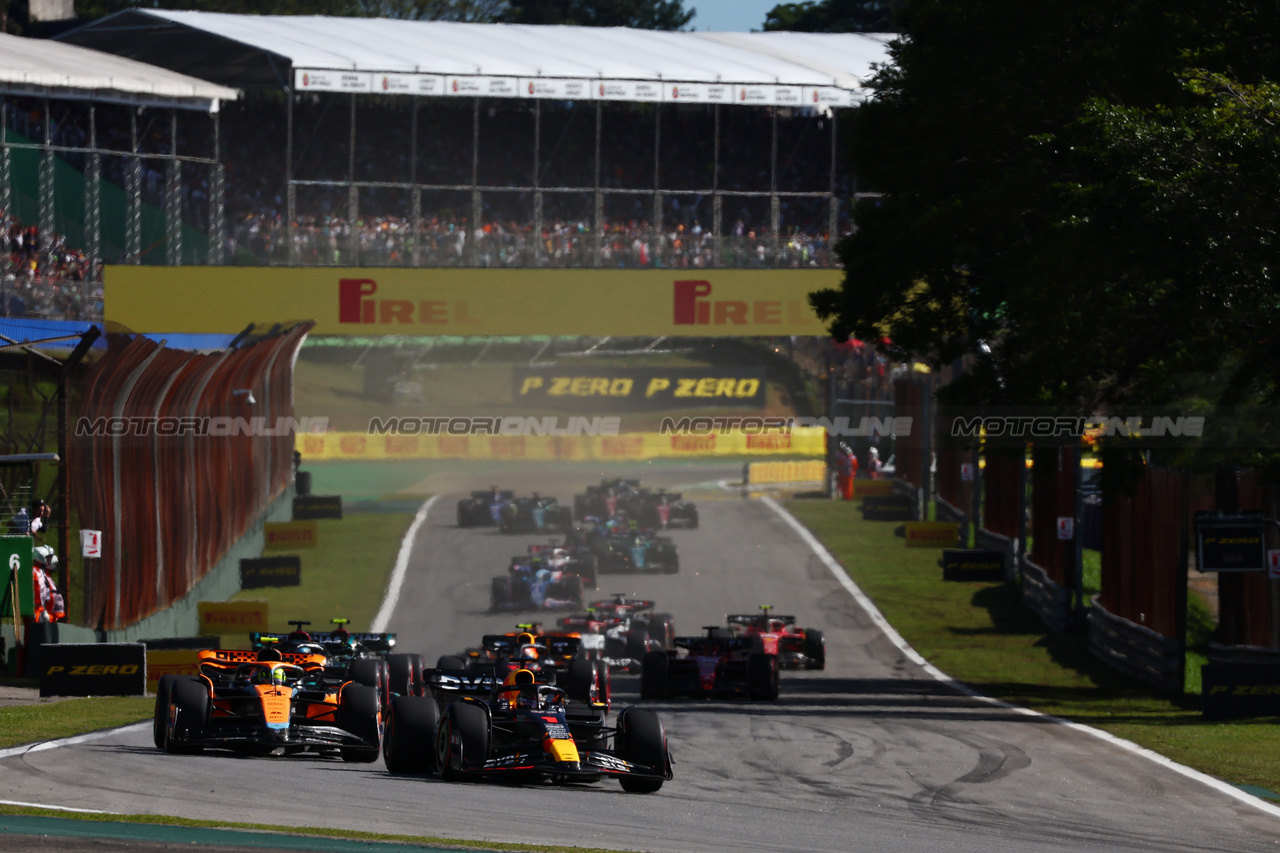 GP BRASILE, Max Verstappen (NLD) Red Bull Racing RB19 davanti a at the partenza of Sprint.

04.11.2023. Formula 1 World Championship, Rd 21, Brazilian Grand Prix, Sao Paulo, Brazil, Sprint Day.

 - www.xpbimages.com, EMail: requests@xpbimages.com © Copyright: Coates / XPB Images