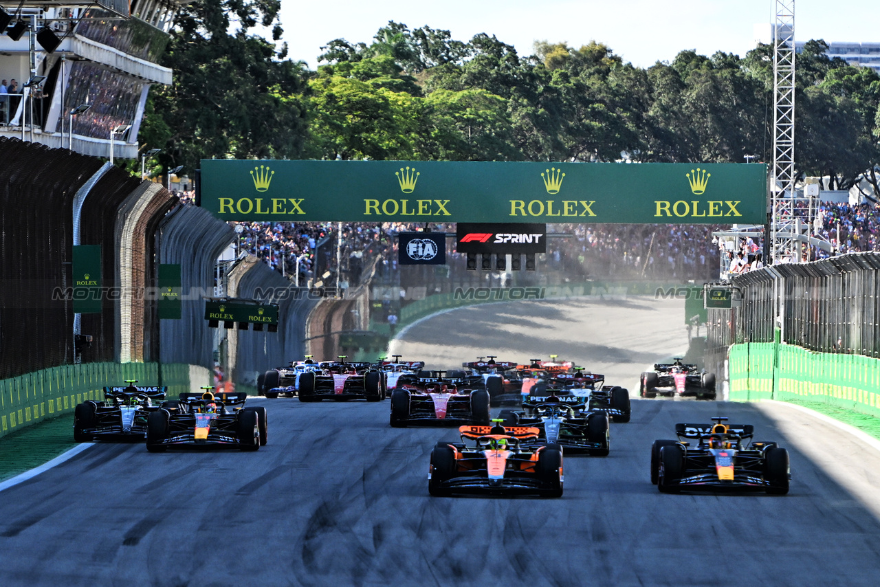 GP BRASILE, (L to R): Lando Norris (GBR) McLaren MCL60 e Max Verstappen (NLD) Red Bull Racing RB19 lead at the partenza of Sprint.

04.11.2023. Formula 1 World Championship, Rd 21, Brazilian Grand Prix, Sao Paulo, Brazil, Sprint Day.

- www.xpbimages.com, EMail: requests@xpbimages.com © Copyright: Price / XPB Images