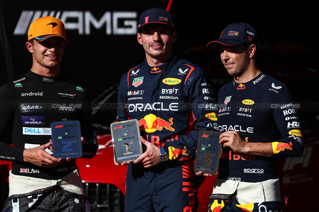 GP BRASILE, Lando Norris (GBR), McLaren F1 Team Max Verstappen (NLD), Red Bull Racing Sergio Perez (MEX), Red Bull Racing 
04.11.2023. Formula 1 World Championship, Rd 21, Brazilian Grand Prix, Sao Paulo, Brazil, Sprint Day.
- www.xpbimages.com, EMail: requests@xpbimages.com © Copyright: Charniaux / XPB Images