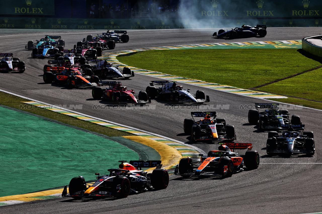 GP BRASILE, Max Verstappen (NLD) Red Bull Racing RB19 davanti a at the partenza of Sprint.

04.11.2023. Formula 1 World Championship, Rd 21, Brazilian Grand Prix, Sao Paulo, Brazil, Sprint Day.

- www.xpbimages.com, EMail: requests@xpbimages.com © Copyright: Charniaux / XPB Images