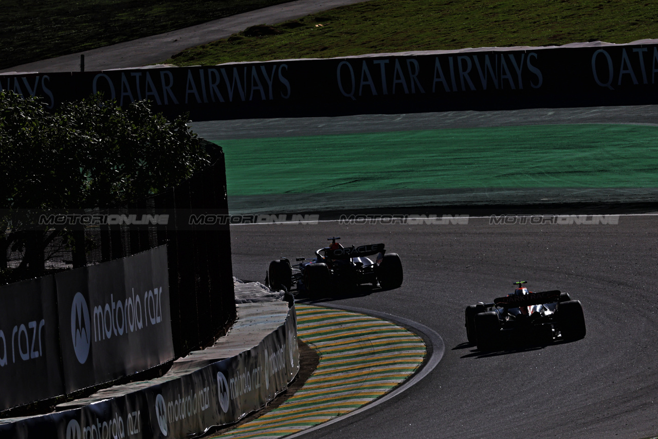 GP BRASILE, Max Verstappen (NLD) Red Bull Racing RB19 davanti a Lando Norris (GBR) McLaren MCL60.

04.11.2023. Formula 1 World Championship, Rd 21, Brazilian Grand Prix, Sao Paulo, Brazil, Sprint Day.

 - www.xpbimages.com, EMail: requests@xpbimages.com © Copyright: Coates / XPB Images