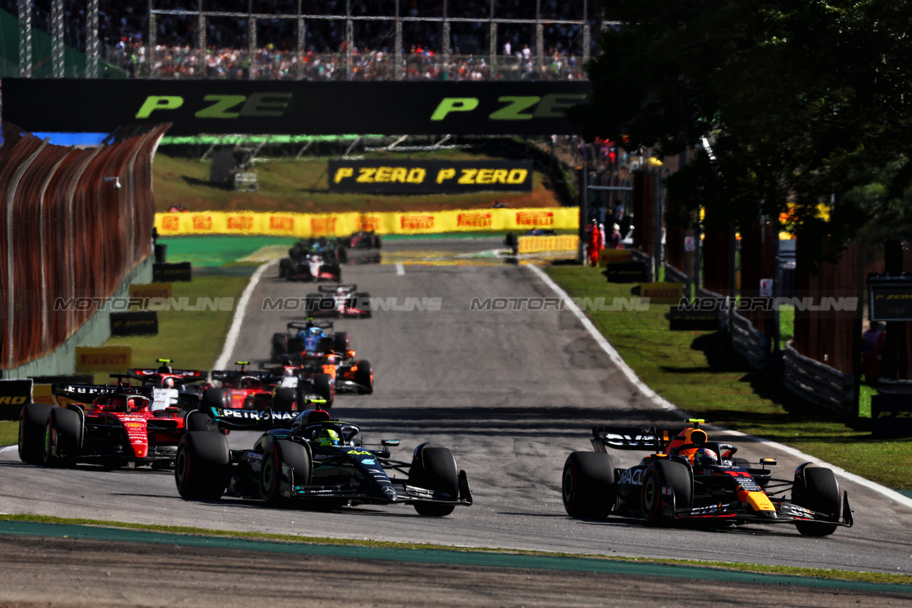 GP BRASILE, (L to R): Lewis Hamilton (GBR) Mercedes AMG F1 W14 e Sergio Perez (MEX) Red Bull Racing RB19 battle for position.

04.11.2023. Formula 1 World Championship, Rd 21, Brazilian Grand Prix, Sao Paulo, Brazil, Sprint Day.

 - www.xpbimages.com, EMail: requests@xpbimages.com © Copyright: Coates / XPB Images