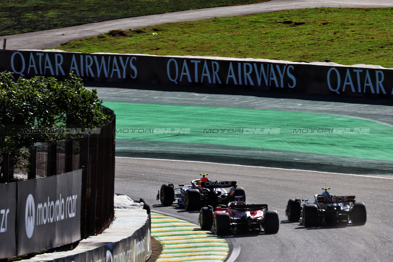 GP BRASILE, Sergio Perez (MEX) Red Bull Racing RB19 davanti a Charles Leclerc (MON) Ferrari SF-23 e Lewis Hamilton (GBR) Mercedes AMG F1 W14.

04.11.2023. Formula 1 World Championship, Rd 21, Brazilian Grand Prix, Sao Paulo, Brazil, Sprint Day.

 - www.xpbimages.com, EMail: requests@xpbimages.com © Copyright: Coates / XPB Images