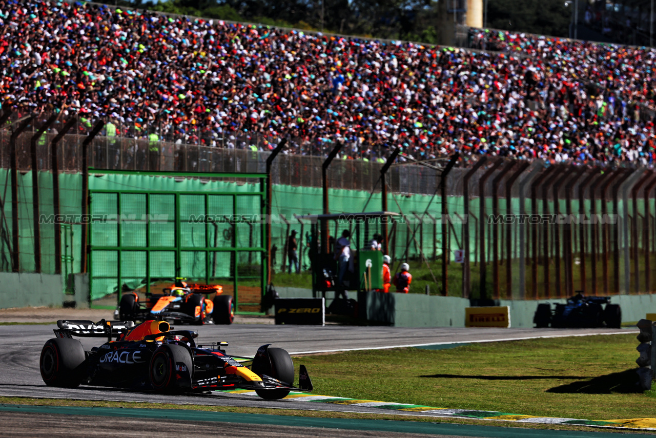 GP BRASILE, Max Verstappen (NLD) Red Bull Racing RB19.

04.11.2023. Formula 1 World Championship, Rd 21, Brazilian Grand Prix, Sao Paulo, Brazil, Sprint Day.

 - www.xpbimages.com, EMail: requests@xpbimages.com © Copyright: Coates / XPB Images