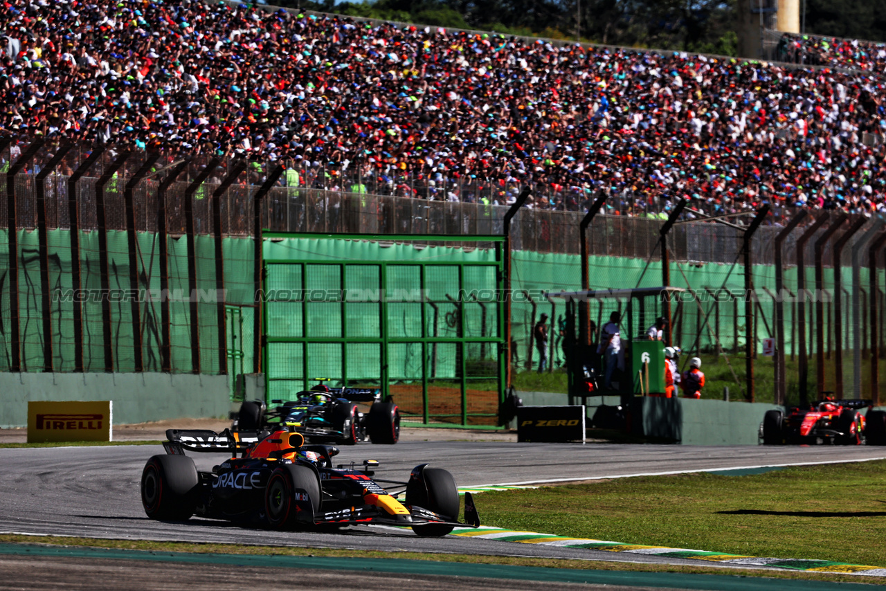 GP BRASILE, Sergio Perez (MEX) Red Bull Racing RB19.

04.11.2023. Formula 1 World Championship, Rd 21, Brazilian Grand Prix, Sao Paulo, Brazil, Sprint Day.

 - www.xpbimages.com, EMail: requests@xpbimages.com © Copyright: Coates / XPB Images