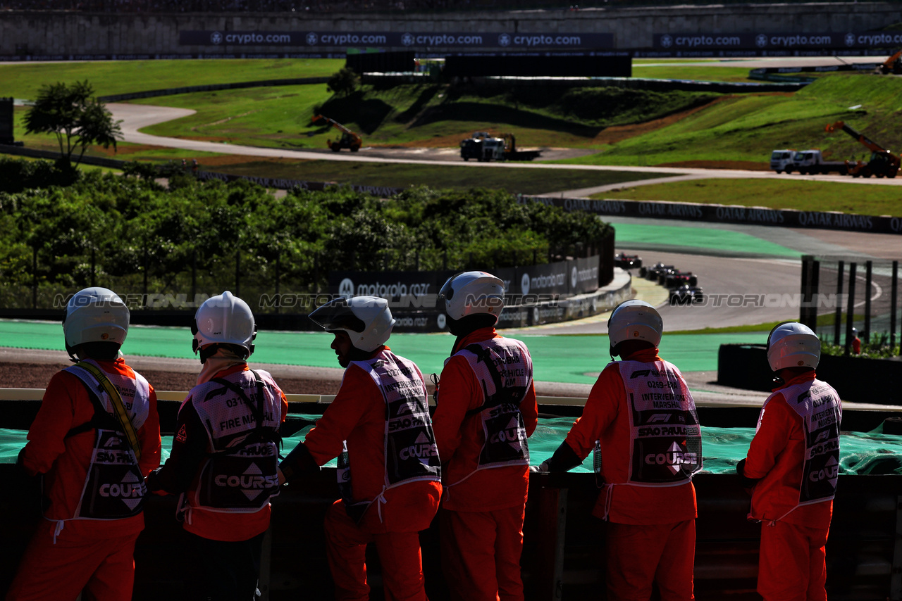 GP BRASILE, Circuit Atmosfera - marshals watch the race.

04.11.2023. Formula 1 World Championship, Rd 21, Brazilian Grand Prix, Sao Paulo, Brazil, Sprint Day.

 - www.xpbimages.com, EMail: requests@xpbimages.com © Copyright: Coates / XPB Images