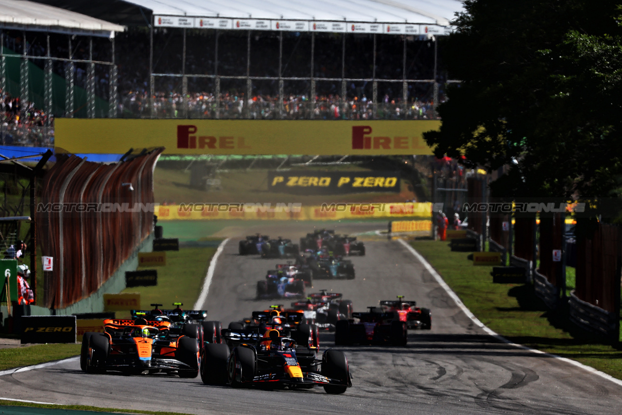 GP BRASILE, Max Verstappen (NLD) Red Bull Racing RB19 davanti a at the partenza of Sprint.

04.11.2023. Formula 1 World Championship, Rd 21, Brazilian Grand Prix, Sao Paulo, Brazil, Sprint Day.

 - www.xpbimages.com, EMail: requests@xpbimages.com © Copyright: Coates / XPB Images