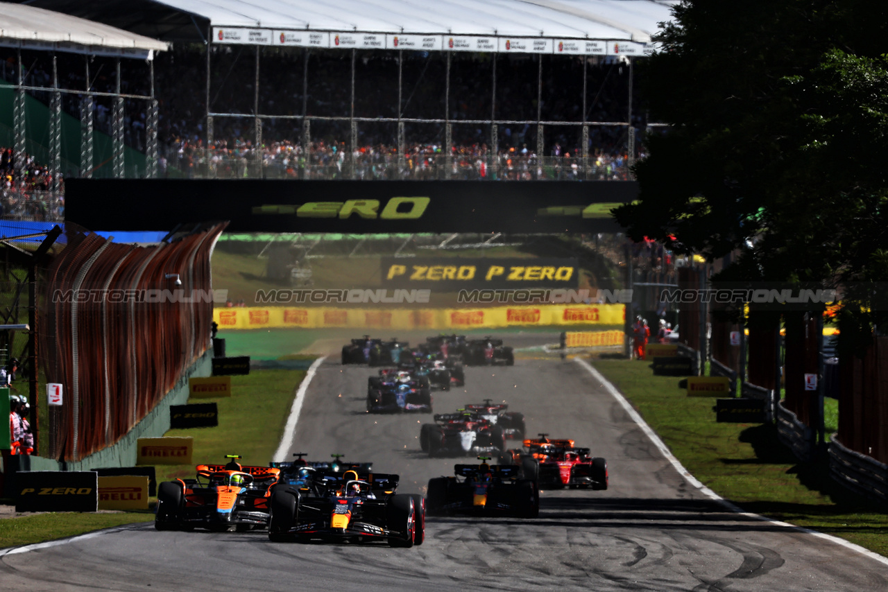 GP BRASILE, Max Verstappen (NLD) Red Bull Racing RB19 davanti a at the partenza of Sprint.

04.11.2023. Formula 1 World Championship, Rd 21, Brazilian Grand Prix, Sao Paulo, Brazil, Sprint Day.

 - www.xpbimages.com, EMail: requests@xpbimages.com © Copyright: Coates / XPB Images