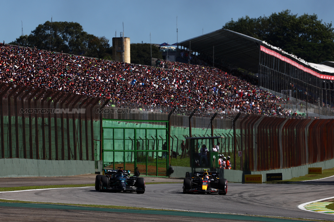 GP BRASILE, (L to R): George Russell (GBR) Mercedes AMG F1 W14 e Sergio Perez (MEX) Red Bull Racing RB19 battle for position.

04.11.2023. Formula 1 World Championship, Rd 21, Brazilian Grand Prix, Sao Paulo, Brazil, Sprint Day.

 - www.xpbimages.com, EMail: requests@xpbimages.com © Copyright: Coates / XPB Images