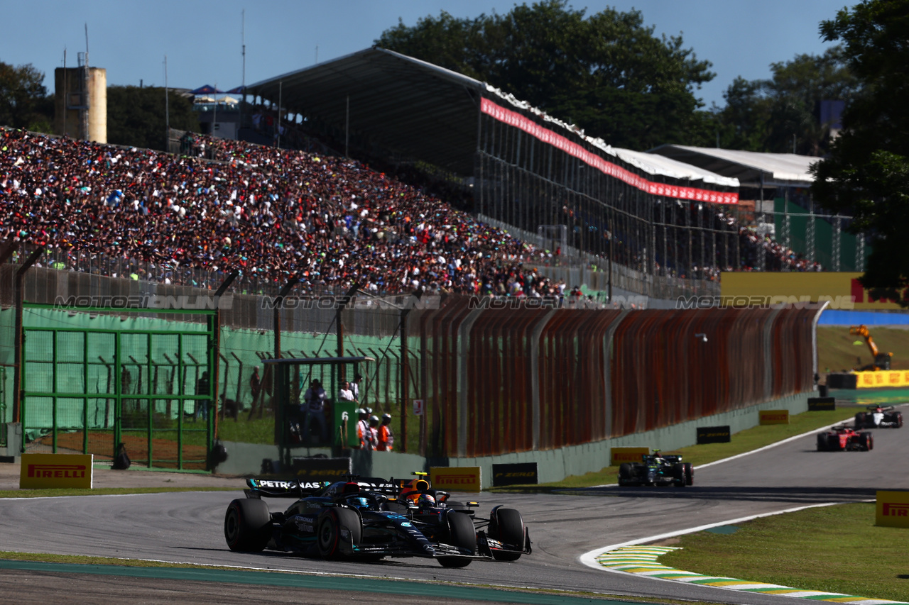 GP BRASILE, (L to R): George Russell (GBR) Mercedes AMG F1 W14 e Sergio Perez (MEX) Red Bull Racing RB19 battle for position.

04.11.2023. Formula 1 World Championship, Rd 21, Brazilian Grand Prix, Sao Paulo, Brazil, Sprint Day.

 - www.xpbimages.com, EMail: requests@xpbimages.com © Copyright: Coates / XPB Images
