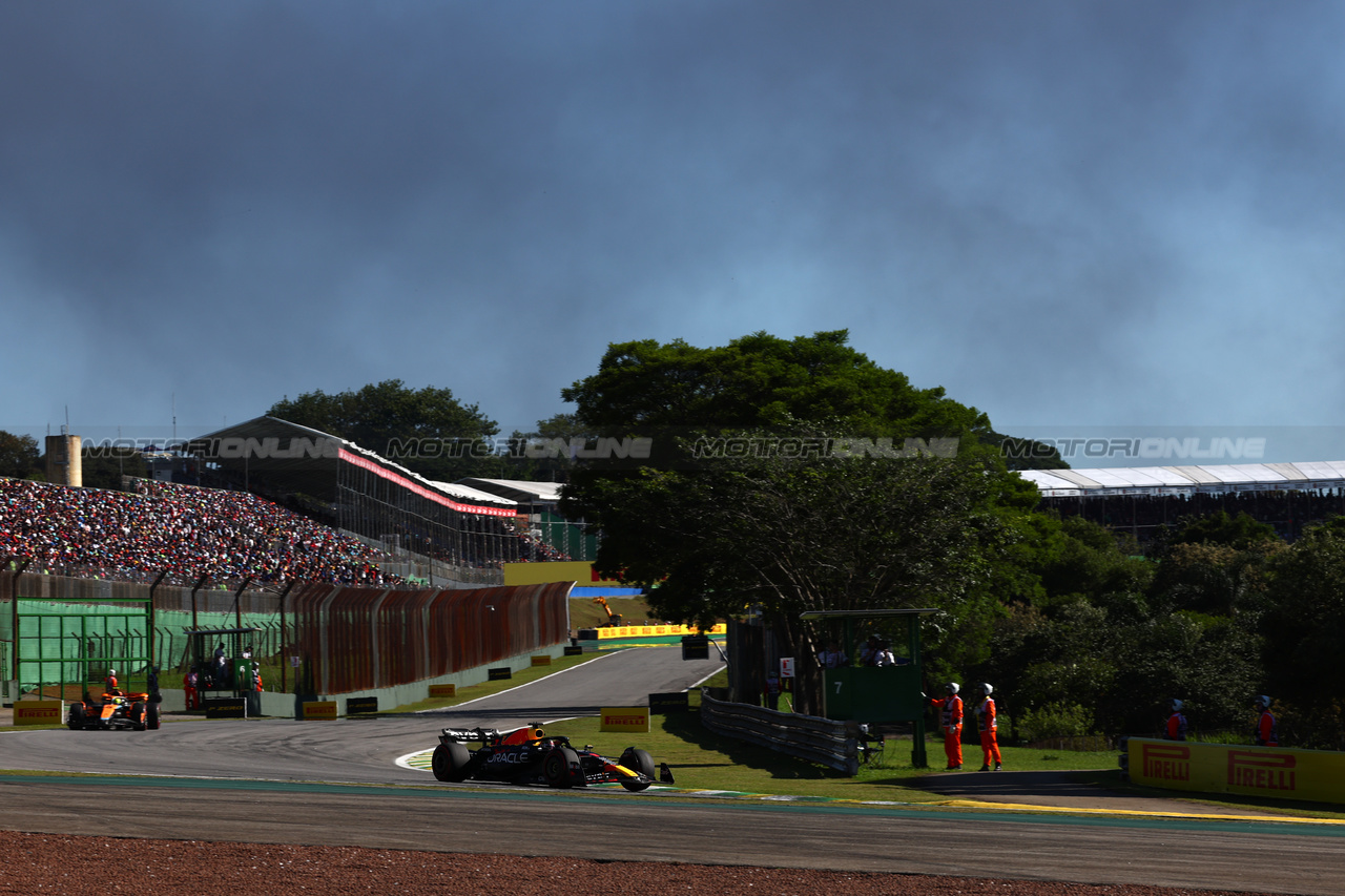 GP BRASILE, Max Verstappen (NLD) Red Bull Racing RB19.

04.11.2023. Formula 1 World Championship, Rd 21, Brazilian Grand Prix, Sao Paulo, Brazil, Sprint Day.

 - www.xpbimages.com, EMail: requests@xpbimages.com © Copyright: Coates / XPB Images