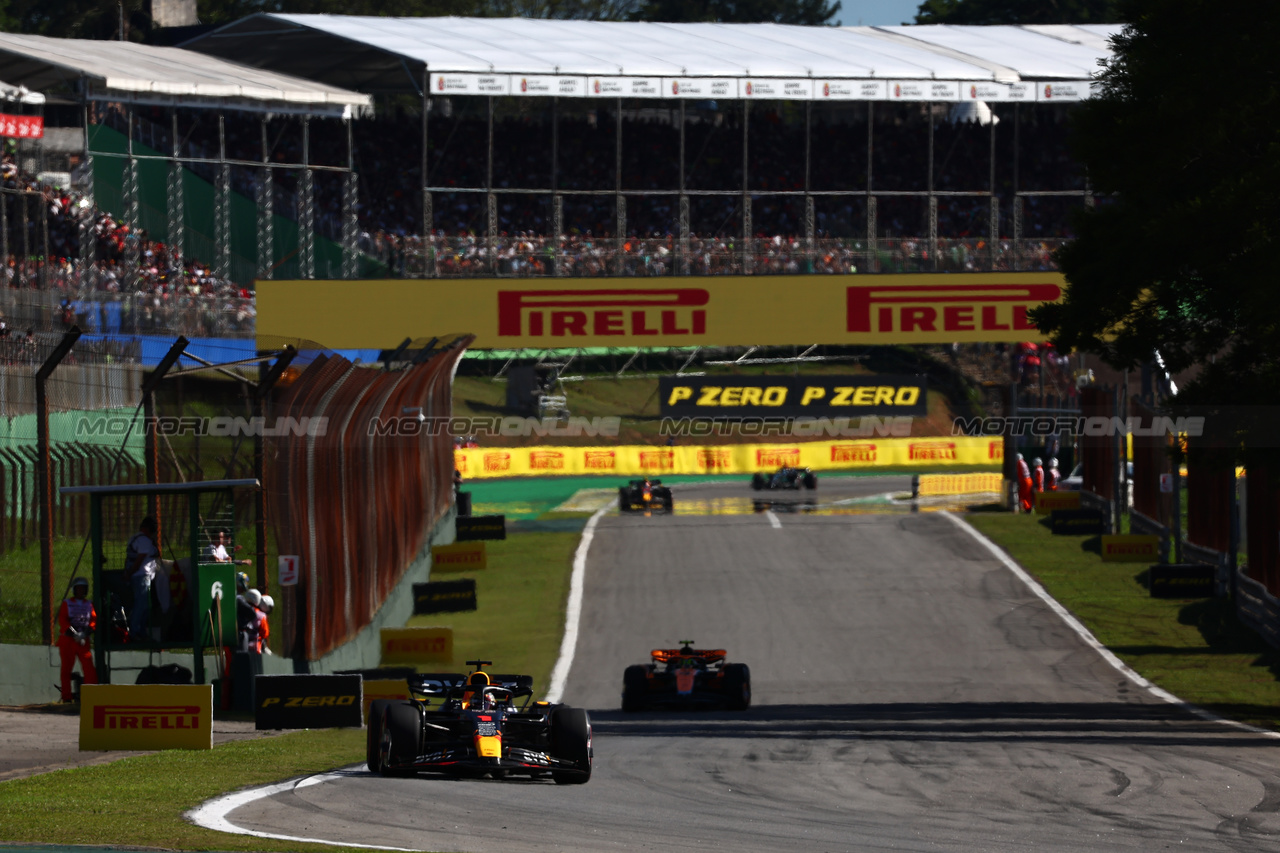 GP BRASILE, Max Verstappen (NLD) Red Bull Racing RB19.

04.11.2023. Formula 1 World Championship, Rd 21, Brazilian Grand Prix, Sao Paulo, Brazil, Sprint Day.

 - www.xpbimages.com, EMail: requests@xpbimages.com © Copyright: Coates / XPB Images
