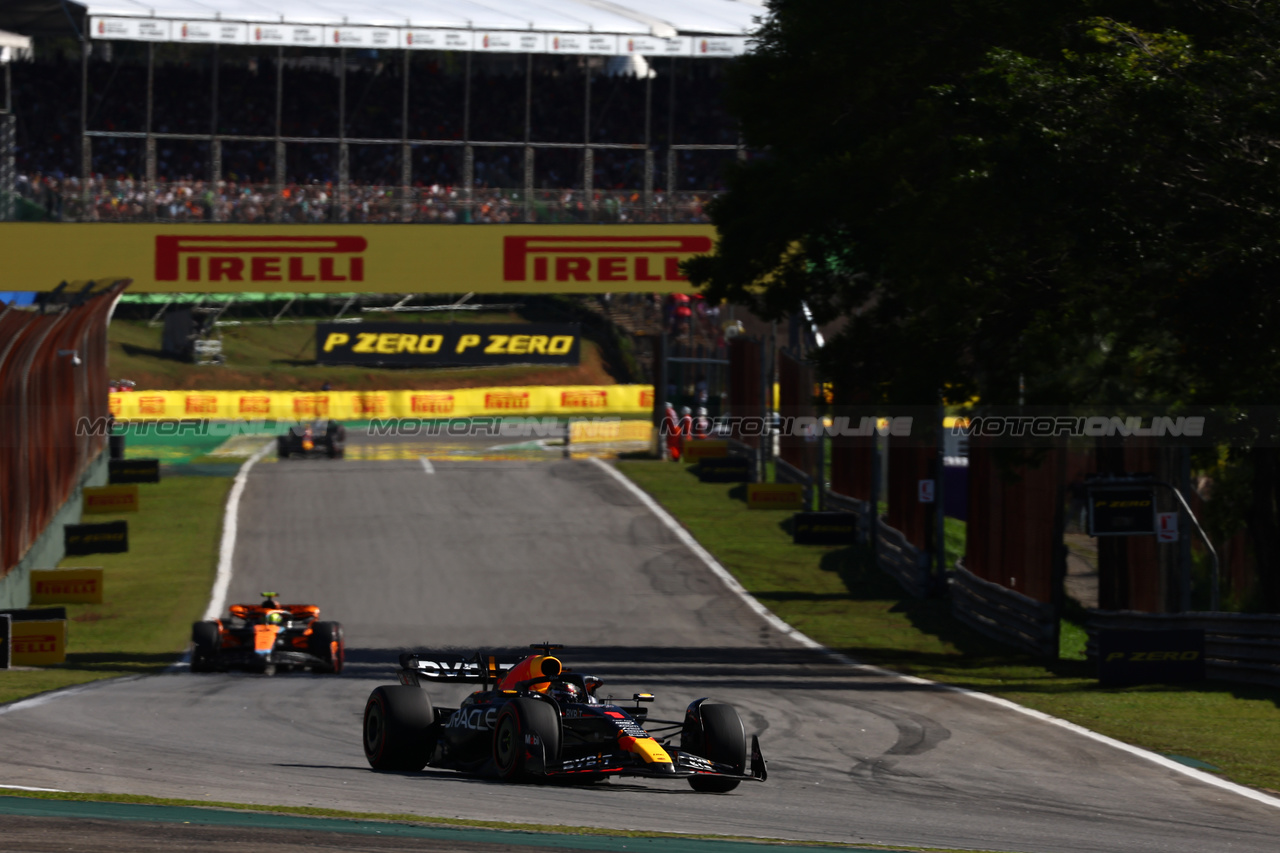 GP BRASILE, Max Verstappen (NLD) Red Bull Racing RB19.

04.11.2023. Formula 1 World Championship, Rd 21, Brazilian Grand Prix, Sao Paulo, Brazil, Sprint Day.

 - www.xpbimages.com, EMail: requests@xpbimages.com © Copyright: Coates / XPB Images