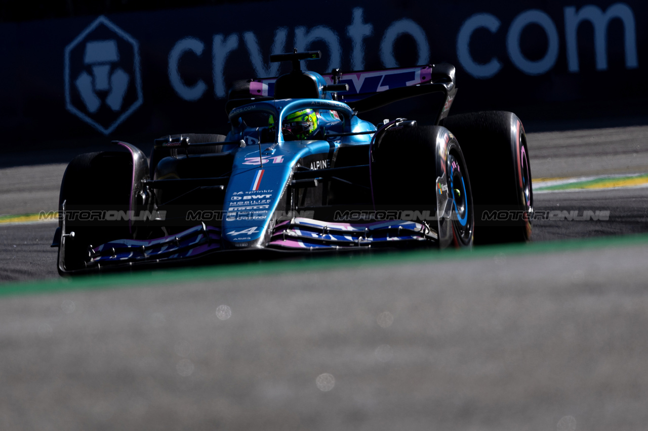 GP BRASILE, Esteban Ocon (FRA) Alpine F1 Team A523.

04.11.2023. Formula 1 World Championship, Rd 21, Brazilian Grand Prix, Sao Paulo, Brazil, Sprint Day.

- www.xpbimages.com, EMail: requests@xpbimages.com © Copyright: Staley / XPB Images