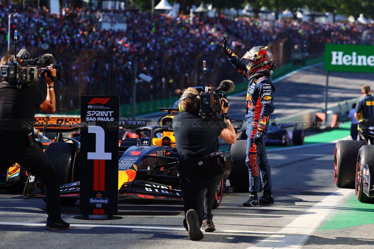 GP BRASILE, Gara winner Max Verstappen (NLD) Red Bull Racing celebrates in Sprint parc ferme.

04.11.2023. Formula 1 World Championship, Rd 21, Brazilian Grand Prix, Sao Paulo, Brazil, Sprint Day.

- www.xpbimages.com, EMail: requests@xpbimages.com © Copyright: XPB Images