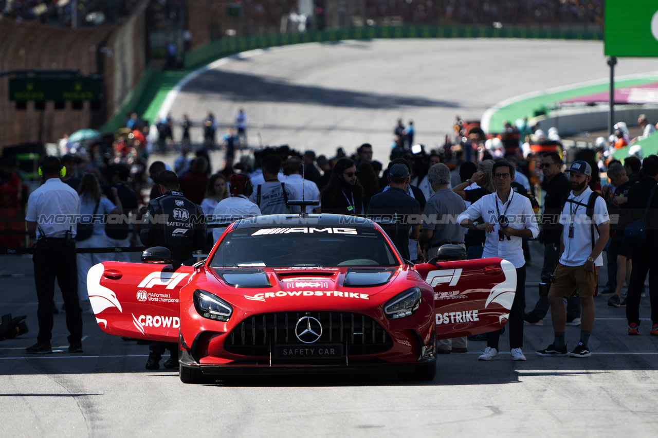 GP BRASILE, Mercedes FIA Safety Car on the grid.

04.11.2023. Formula 1 World Championship, Rd 21, Brazilian Grand Prix, Sao Paulo, Brazil, Sprint Day.

- www.xpbimages.com, EMail: requests@xpbimages.com © Copyright: Batchelor / XPB Images