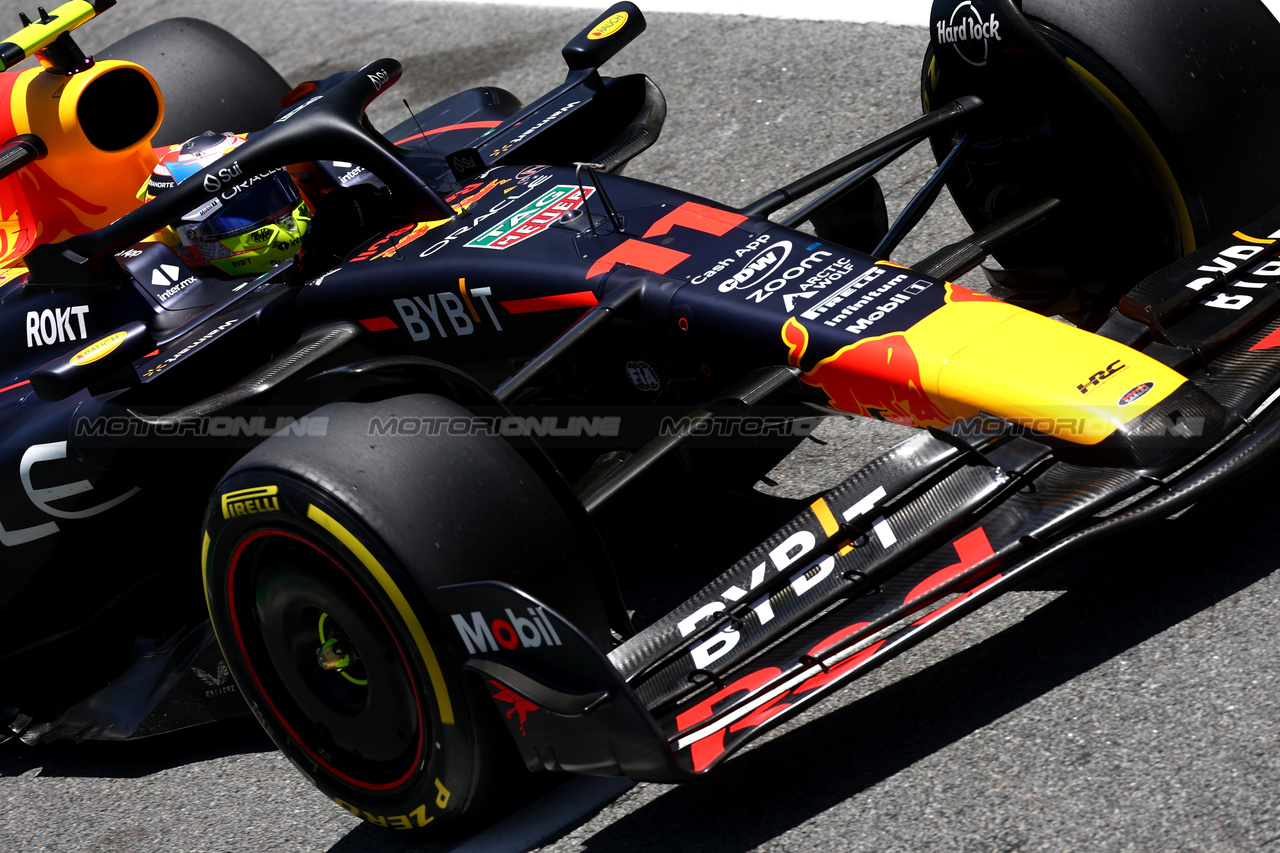 GP BRASILE, Sergio Perez (MEX) Red Bull Racing RB19.

04.11.2023. Formula 1 World Championship, Rd 21, Brazilian Grand Prix, Sao Paulo, Brazil, Sprint Day.

- www.xpbimages.com, EMail: requests@xpbimages.com © Copyright: Batchelor / XPB Images