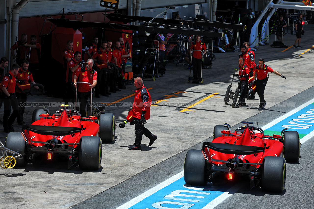 GP BRASILE, Carlos Sainz Jr (ESP) Ferrari SF-23 e Charles Leclerc (MON) Ferrari SF-23 in the pits.

04.11.2023. Formula 1 World Championship, Rd 21, Brazilian Grand Prix, Sao Paulo, Brazil, Sprint Day.

- www.xpbimages.com, EMail: requests@xpbimages.com © Copyright: Batchelor / XPB Images
