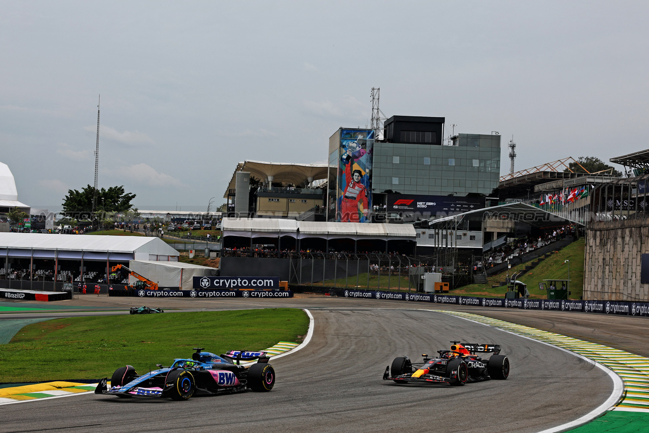 GP BRASILE, Esteban Ocon (FRA) Alpine F1 Team A523 e Max Verstappen (NLD) Red Bull Racing RB19.

03.11.2023. Formula 1 World Championship, Rd 21, Brazilian Grand Prix, Sao Paulo, Brazil, Qualifiche Day.

- www.xpbimages.com, EMail: requests@xpbimages.com © Copyright: Charniaux / XPB Images