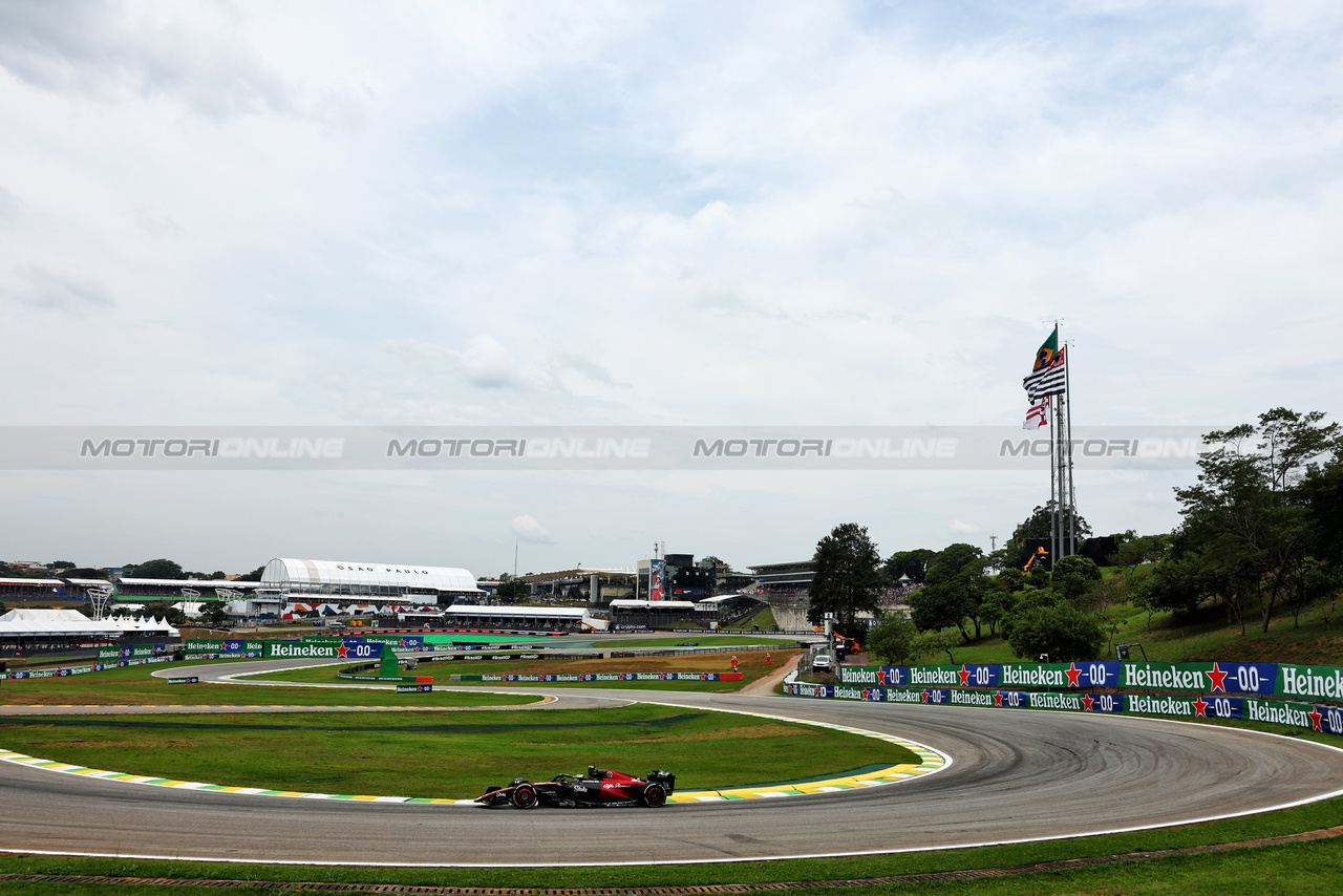 GP BRASILE, Zhou Guanyu (CHN) Alfa Romeo F1 Team C43.

03.11.2023. Formula 1 World Championship, Rd 21, Brazilian Grand Prix, Sao Paulo, Brazil, Qualifiche Day.

- www.xpbimages.com, EMail: requests@xpbimages.com © Copyright: Charniaux / XPB Images