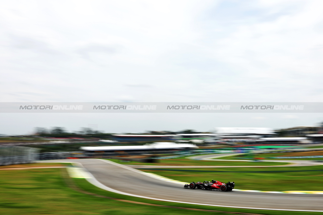 GP BRASILE, Zhou Guanyu (CHN) Alfa Romeo F1 Team C43.

03.11.2023. Formula 1 World Championship, Rd 21, Brazilian Grand Prix, Sao Paulo, Brazil, Qualifiche Day.

- www.xpbimages.com, EMail: requests@xpbimages.com © Copyright: Charniaux / XPB Images