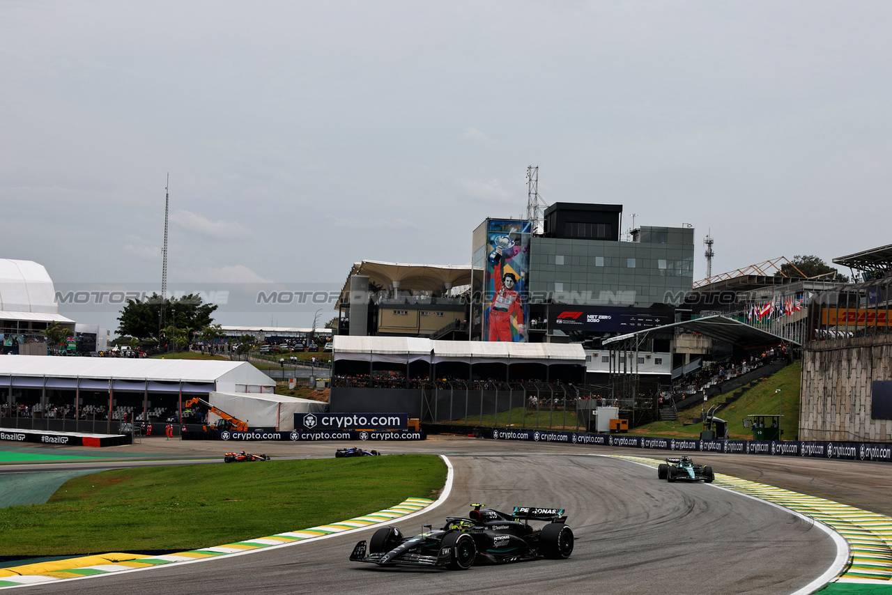 GP BRASILE, Lewis Hamilton (GBR) Mercedes AMG F1 W14.

03.11.2023. Formula 1 World Championship, Rd 21, Brazilian Grand Prix, Sao Paulo, Brazil, Qualifiche Day.

- www.xpbimages.com, EMail: requests@xpbimages.com © Copyright: Charniaux / XPB Images