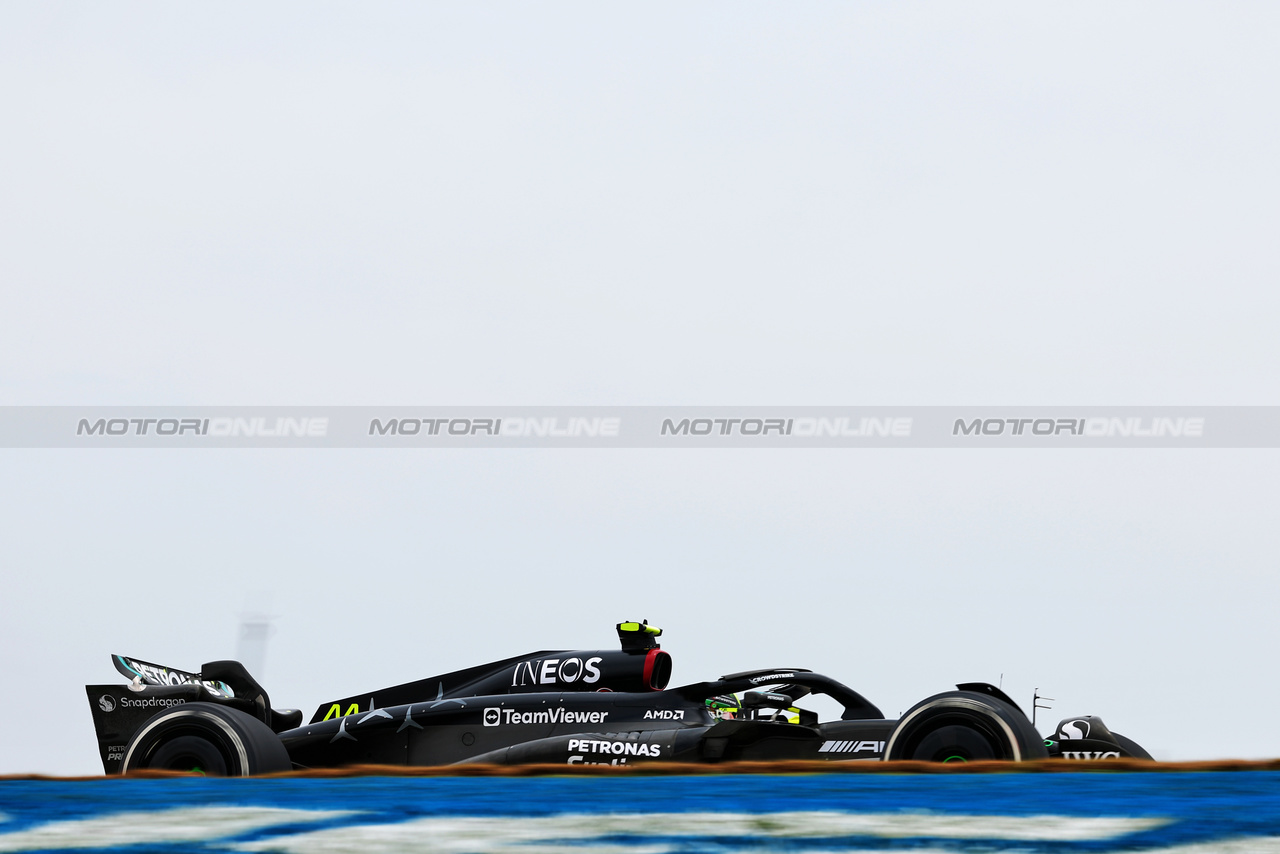 GP BRASILE, Lewis Hamilton (GBR) Mercedes AMG F1 W14.

03.11.2023. Formula 1 World Championship, Rd 21, Brazilian Grand Prix, Sao Paulo, Brazil, Qualifiche Day.

 - www.xpbimages.com, EMail: requests@xpbimages.com © Copyright: Coates / XPB Images
