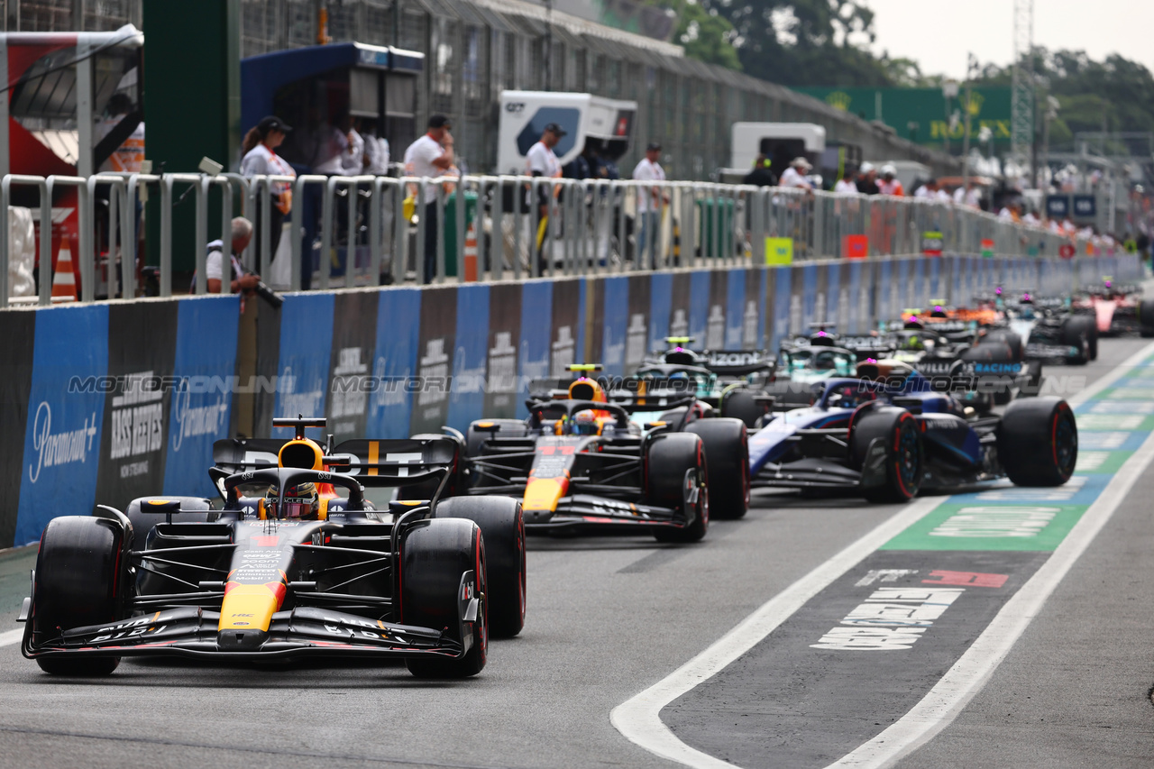 GP BRASILE, Max Verstappen (NLD) Red Bull Racing RB19 leaves the pits.

03.11.2023. Formula 1 World Championship, Rd 21, Brazilian Grand Prix, Sao Paulo, Brazil, Qualifiche Day.

- www.xpbimages.com, EMail: requests@xpbimages.com © Copyright: Batchelor / XPB Images