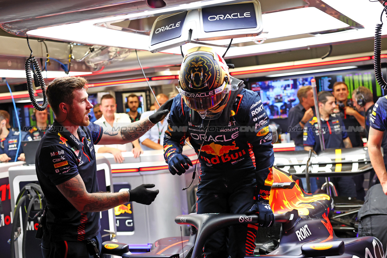 GP BRASILE, Pole sitter Max Verstappen (NLD) Red Bull Racing RB19 in the pits.

03.11.2023. Formula 1 World Championship, Rd 21, Brazilian Grand Prix, Sao Paulo, Brazil, Qualifiche Day.

- www.xpbimages.com, EMail: requests@xpbimages.com © Copyright: Batchelor / XPB Images