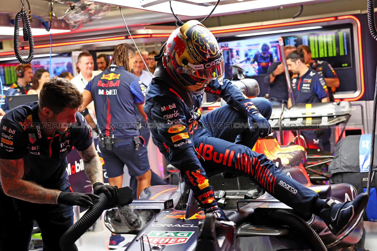 GP BRASILE, Pole sitter Max Verstappen (NLD) Red Bull Racing RB19 in the pits.

03.11.2023. Formula 1 World Championship, Rd 21, Brazilian Grand Prix, Sao Paulo, Brazil, Qualifiche Day.

- www.xpbimages.com, EMail: requests@xpbimages.com © Copyright: Batchelor / XPB Images
