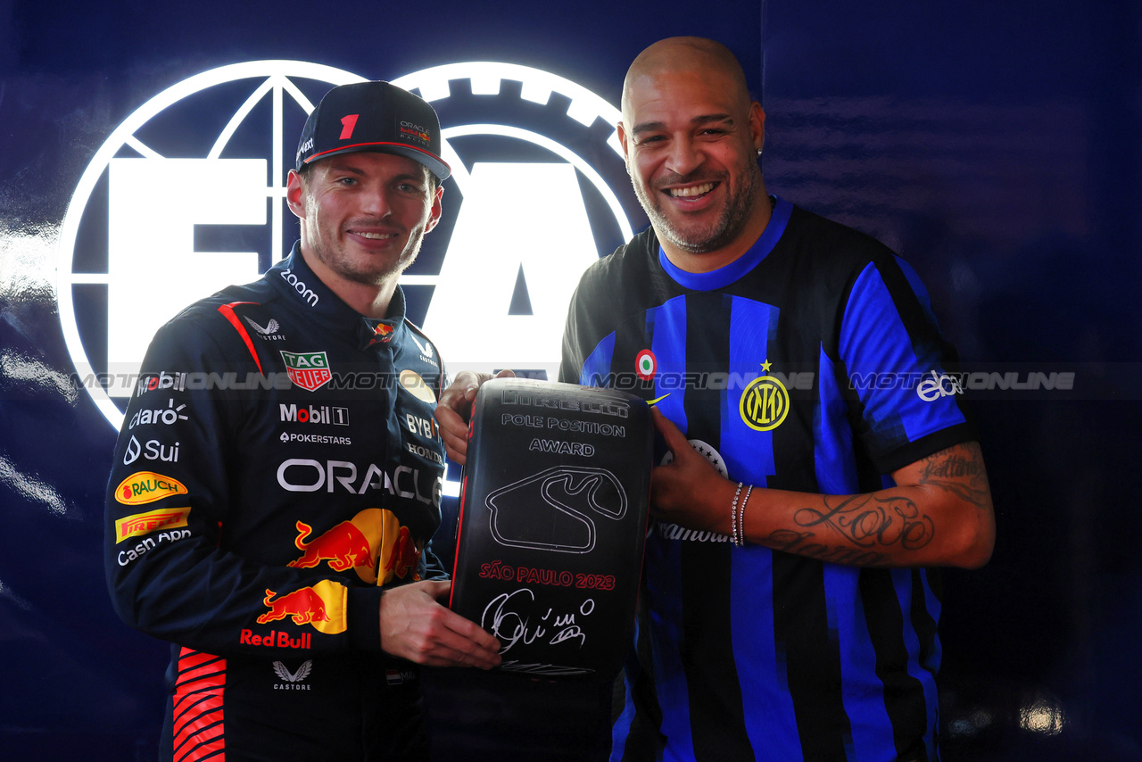 GP BRASILE, Max Verstappen (NLD) Red Bull Racing celebrates with the Pirelli Pole Position Award in parc ferme.

03.11.2023. Formula 1 World Championship, Rd 21, Brazilian Grand Prix, Sao Paulo, Brazil, Qualifiche Day.

- www.xpbimages.com, EMail: requests@xpbimages.com © Copyright: Batchelor / XPB Images