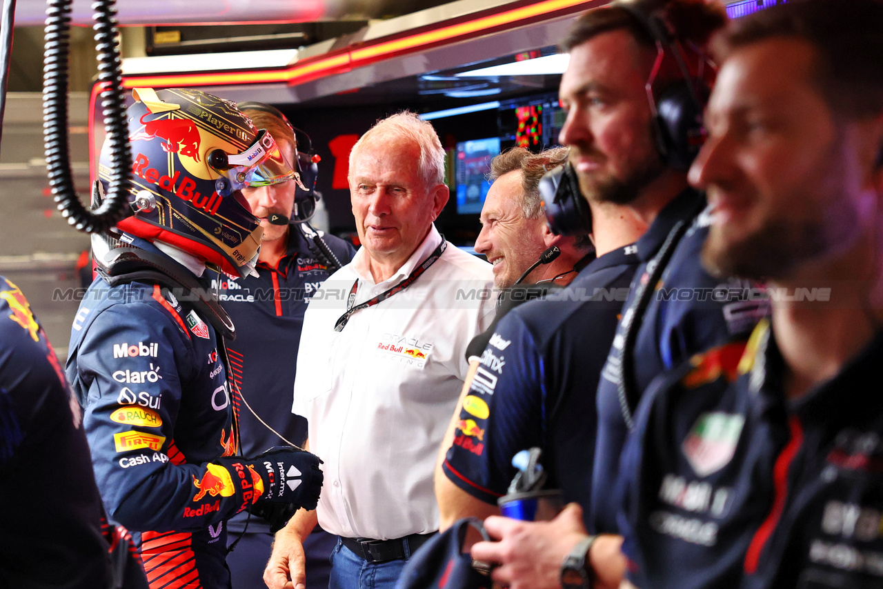 GP BRASILE, Max Verstappen (NLD) Red Bull Racing celebrates his pole position in the pits with Dr Helmut Marko (AUT) Red Bull Motorsport Consultant e Christian Horner (GBR) Red Bull Racing Team Principal.

03.11.2023. Formula 1 World Championship, Rd 21, Brazilian Grand Prix, Sao Paulo, Brazil, Qualifiche Day.

- www.xpbimages.com, EMail: requests@xpbimages.com © Copyright: Batchelor / XPB Images