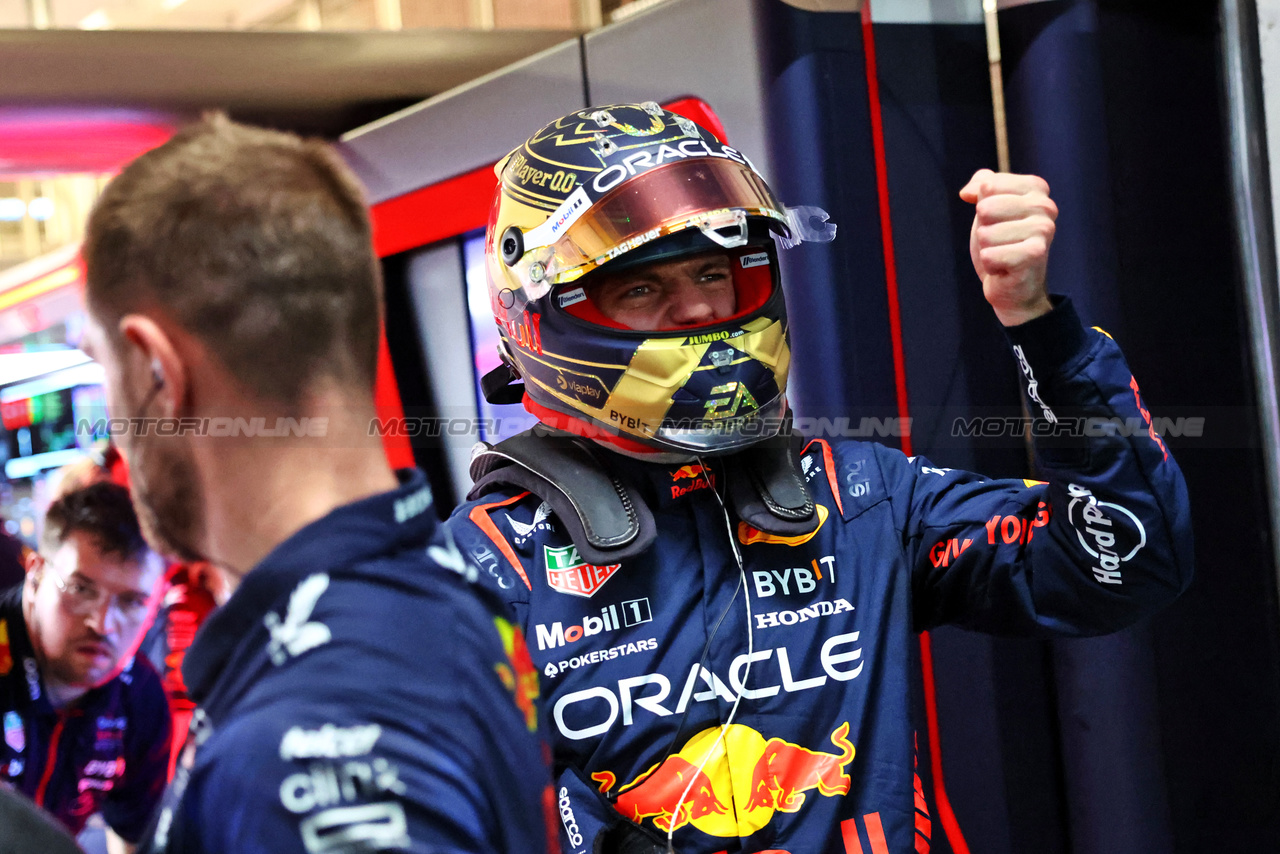 GP BRASILE, Max Verstappen (NLD) Red Bull Racing celebrates his pole position in the pits.

03.11.2023. Formula 1 World Championship, Rd 21, Brazilian Grand Prix, Sao Paulo, Brazil, Qualifiche Day.

- www.xpbimages.com, EMail: requests@xpbimages.com © Copyright: Batchelor / XPB Images