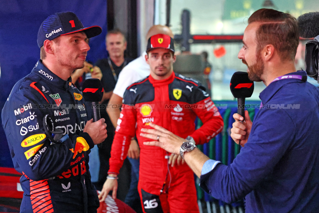 GP BRASILE, (L to R): Max Verstappen (NLD) Red Bull Racing in qualifying parc ferme with James Hinchcliffe (CDN) IndyCar Driver.

03.11.2023. Formula 1 World Championship, Rd 21, Brazilian Grand Prix, Sao Paulo, Brazil, Qualifiche Day.

- www.xpbimages.com, EMail: requests@xpbimages.com © Copyright: Batchelor / XPB Images