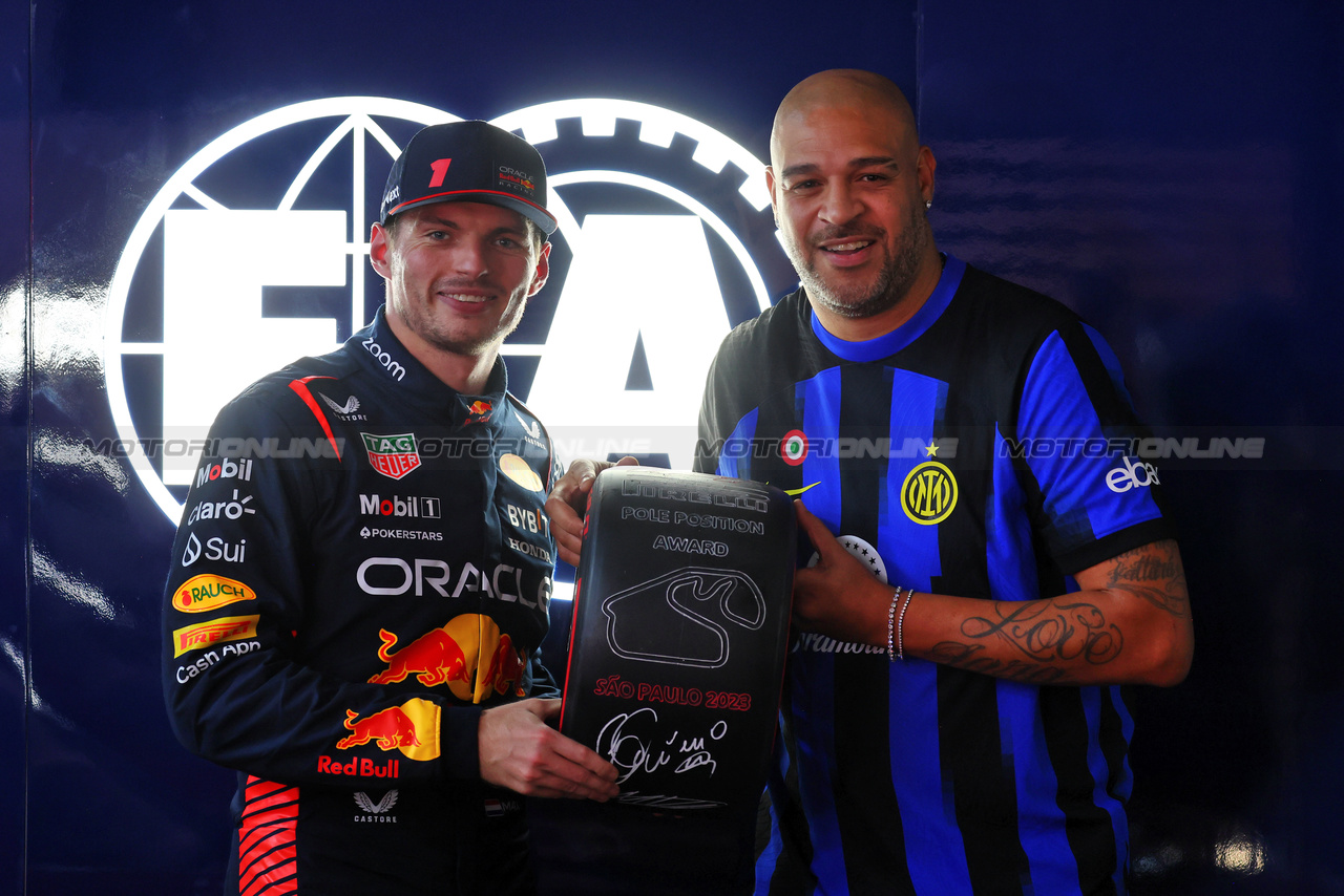 GP BRASILE, Max Verstappen (NLD) Red Bull Racing celebrates with the Pirelli Pole Position Award in parc ferme.

03.11.2023. Formula 1 World Championship, Rd 21, Brazilian Grand Prix, Sao Paulo, Brazil, Qualifiche Day.

- www.xpbimages.com, EMail: requests@xpbimages.com © Copyright: Batchelor / XPB Images