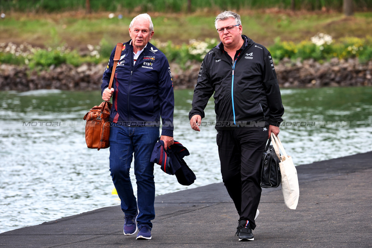 GP CANADA, (L to R): Dr Helmut Marko (AUT) Red Bull Motorsport Consultant with Otmar Szafnauer (USA) Alpine F1 Team, Team Principal.

18.06.2023. Formula 1 World Championship, Rd 9, Canadian Grand Prix, Montreal, Canada, Gara Day.

 - www.xpbimages.com, EMail: requests@xpbimages.com © Copyright: Coates / XPB Images